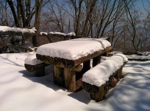 ベンチに積もった雪