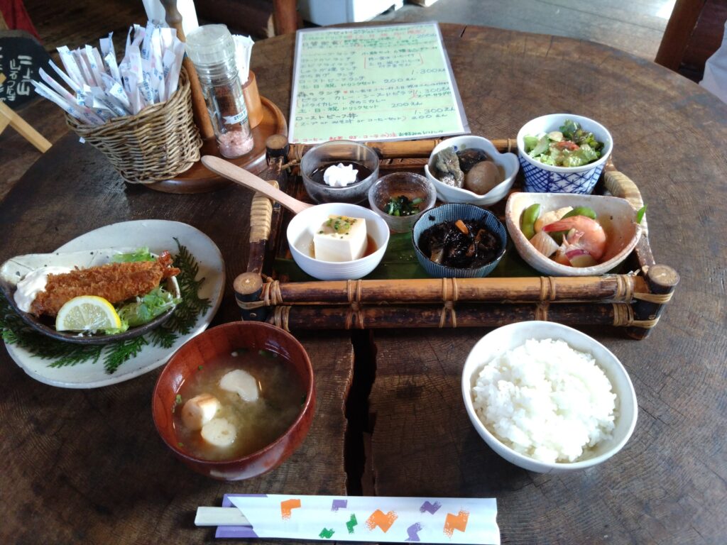 二上山万葉の森レストハウス
日替わりランチ　小鉢＋エビフライ＋ドリンク 