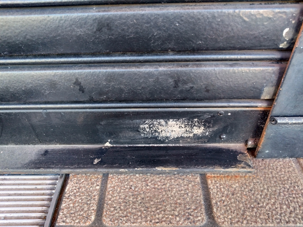 シールをはがした跡