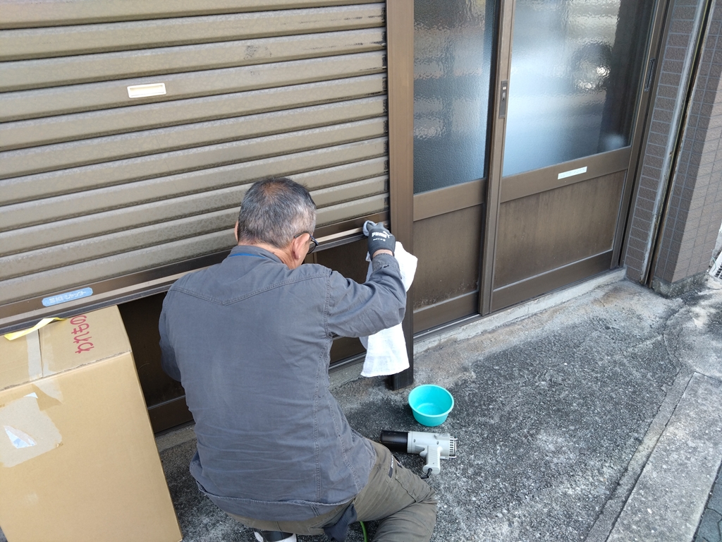 西側のシールをはがし中